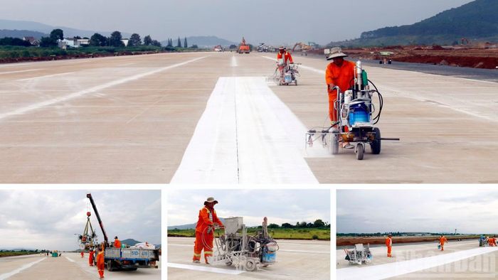 Giải pháp kỹ thuật chủ yếu gồm thay thế kết cấu bê-tông nhựa hiện hữu bằng bê-tông xi-măng nhằm nâng cao khả năng chịu tải, tăng tuổi thọ khai thác lâu dài và bảo đảm an toàn tuyệt đối trong vận hành. (Trong ảnh: Công nhân đang thực hiện việc kẻ vạch trên đường cất hạ cánh)