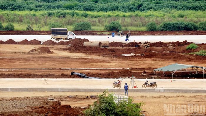 Dự án “Sửa chữa đường cất hạ cánh, đường lăn Cảng hàng không quốc tế Liên Khương” nằm trong tổng thể điều chỉnh quy hoạch Cảng hàng không Liên Khương thời kỳ 2021-2030, tầm nhìn đến năm 2050, do ACV làm chủ đầu tư. Đây là công trình giao thông hàng không cấp I, với tổng mức đầu tư 1.032 tỷ đồng.
