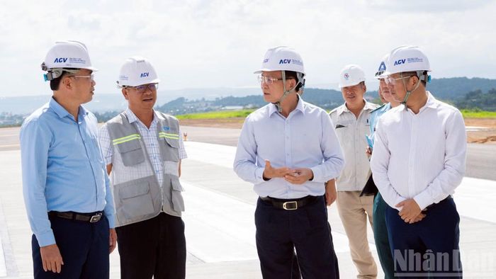 Kiểm tra thực tế và làm việc với ACV cùng các hãng hàng không mới đây, Ủy viên Trung ương Đảng, Chủ tịch Ủy ban nhân dân tỉnh Lâm Đồng Hồ Văn Mười (giữa) biểu dương ACV và các nhà thầu đã hoàn thành khối lượng công việc vượt tiến độ so với kế hoạch, thể hiện quyết tâm cao của các đơn vị trong việc sớm đưa sân bay vào khai thác, tạo động lực thúc đẩy phát triển kinh tế-xã hội của tỉnh và cả nước.