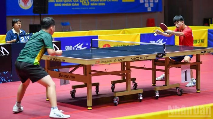 Nguyễn Đức Việt (áo đỏ) khởi đầu thuận lợi nhưng không thể vượt qua Đỗ Nguyễn Hoàng Anh.