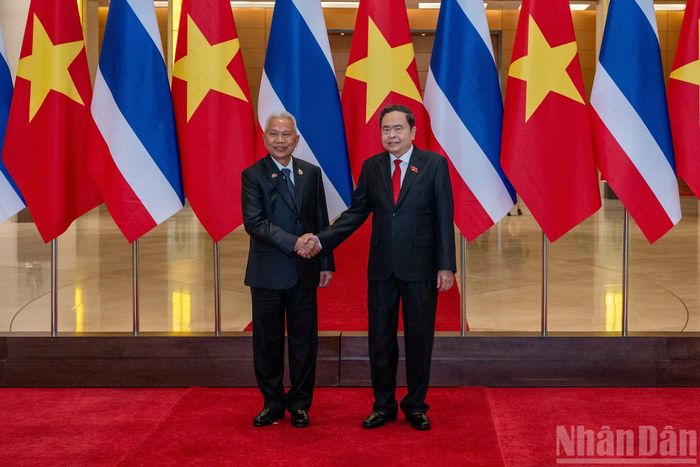 Chủ tịch Quốc hội Trần Thanh Mẫn và Chủ tịch Quốc hội kiêm Chủ tịch Hạ viện Vương quốc Thái Lan Sophon Zaram tại lễ đón.
