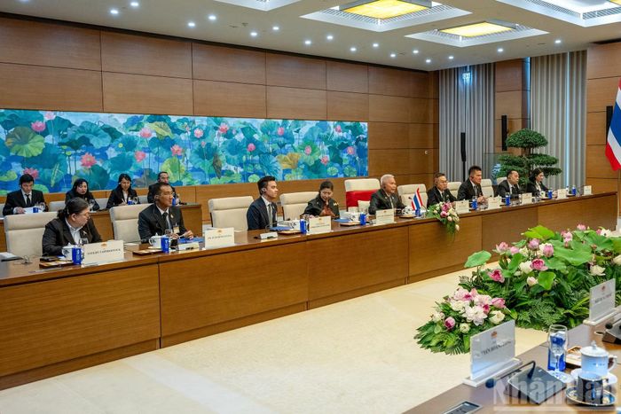 Chủ tịch Quốc hội kiêm Chủ tịch Hạ viện Vương quốc Thái Lan Sophon Zaram cùng các đại biểu tháp tùng dự hội đàm.