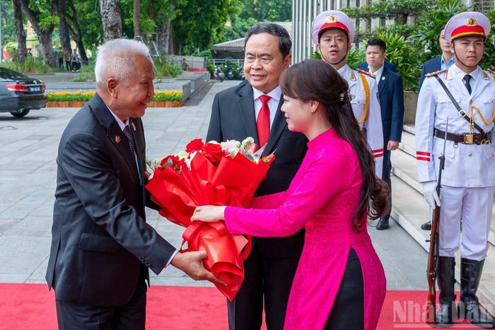 Nhân viên Văn phòng Quốc hội tặng hoa chào mừng Chủ tịch Quốc hội kiêm Chủ tịch Hạ viện Vương quốc Thái Lan Sophon Zaram.