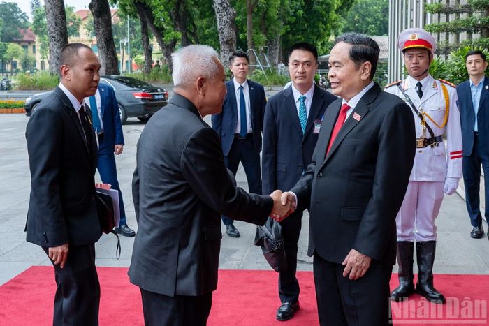  Chủ tịch Quốc hội Trần Thanh Mẫn đón Chủ tịch Quốc hội kiêm Chủ tịch Hạ viện Vương quốc Thái Lan Sophon Zaram. 