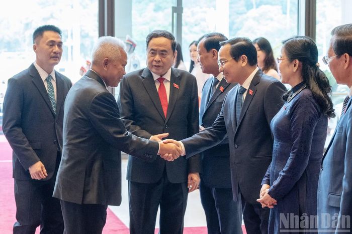 Chủ tịch Quốc hội kiêm Chủ tịch Hạ viện Vương quốc Thái Lan Sophon Zaram với các lãnh đạo Quốc hội Việt Nam tại lễ đón.