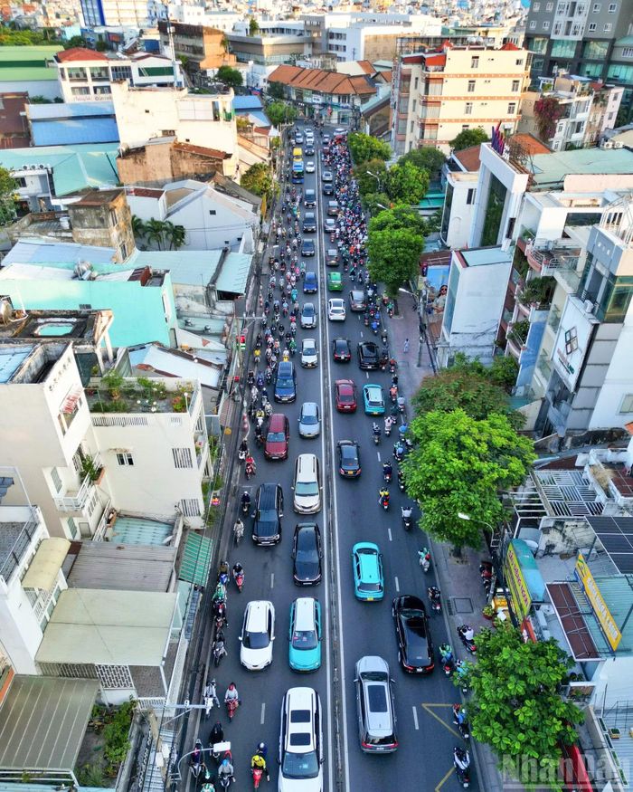Dự án cũng tập trung nâng cấp hạ tầng giao thông với các hạng mục mở rộng đường Nguyễn Tất Thành, xây mới cầu Tân Thuận 1, mở rộng cầu Tân Thuận 2 và cải tạo đường Huỳnh Tấn Phát, nhằm tăng cường kết nối giao thông giữa trung tâm Thành phố Hồ Chí Minh và khu vực miền nam.