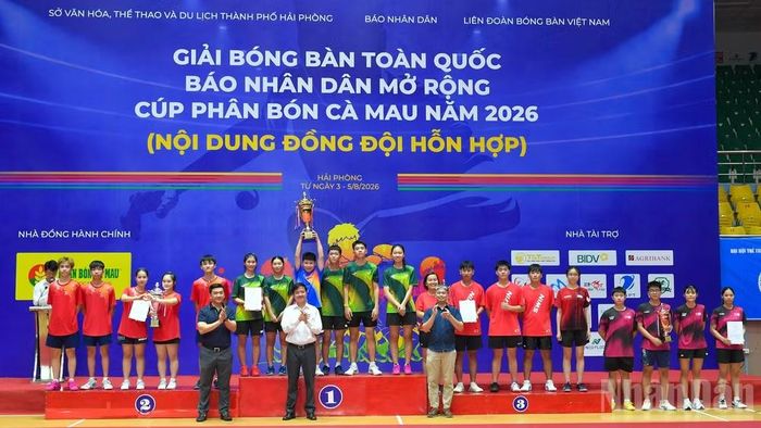 Ban Tổ chức trao giải Nhất, Nhì và đồng hạng Ba. (Ảnh: THẾ ĐẠI)