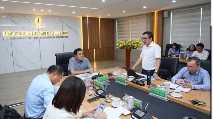 Tổng Giám đốc BSR Nguyễn Việt Thắng báo cáo với đoàn công tác. (Ảnh: ĐỨC CHINH)