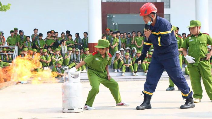 Hướng dẫn kỹ năng phòng cháy, chữa cháy và thoát nạn trong môi trường có nhiều khí độc. (Ảnh: THANH THẢO)