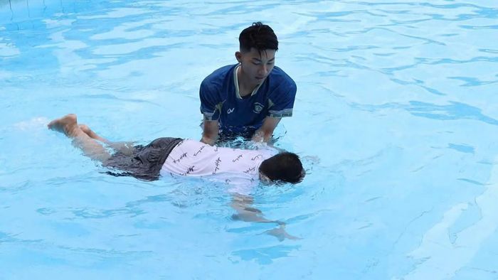 Hướng dẫn kỹ năng bơi lội phòng, chống đuối nước. (Ảnh: THANH THẢO)