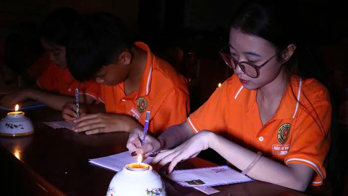 Các chiến sĩ viết nhật ký ghi lại hành trình “Học làm chiến sĩ Công an”. (Ảnh: THANH THẢO)