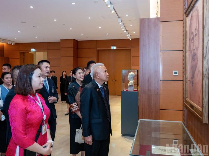 Chủ tịch Quốc hội kiêm Chủ tịch Hạ viện Vương quốc Thái Lan Sophon Zaram tới tham quan Bảo tàng Quốc hội Việt Nam.