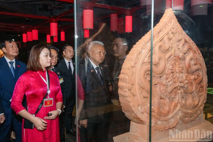 Chủ tịch Quốc hội kiêm Chủ tịch Hạ viện Vương quốc Thái Lan Sophon Zaram tham quan Khu trưng bày.