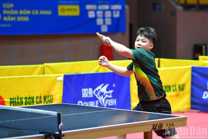 Tuy nhiên, Đỗ Nguyễn Hoàng Anh nhanh chóng điều chỉnh nhịp độ, chủ động khai thác điểm yếu đối phương để thắng liền hai ván sau với các tỷ số 11-5 và 11-5, đưa Quân đội 1 vươn lên dẫn trước 2-1.