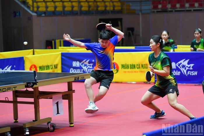 Đỗ Nguyễn Hoàng Anh-Bùi Bảo Vy (Quân đội 1) phối hợp ăn ý để thắng 2-1.