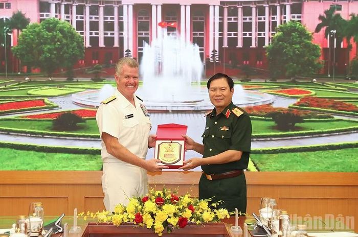 Đại tướng Nguyễn Tân Cương và Đô đốc Samuel Paparo. (Ảnh: Cổng thông tin điện tử Bộ Quốc phòng)