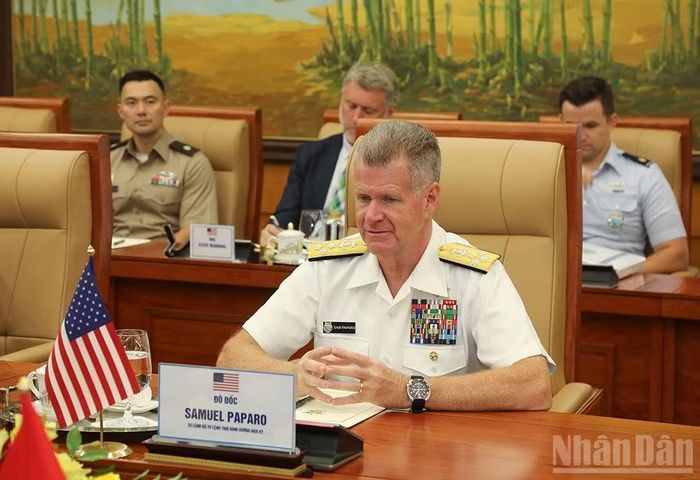 Đô đốc Samuel Paparo, Tư lệnh Bộ Tư lệnh Thái Bình Dương Hoa Kỳ, phát biểu tại hội kiến. (Ảnh: Cổng thông tin điện tử Bộ Quốc phòng)