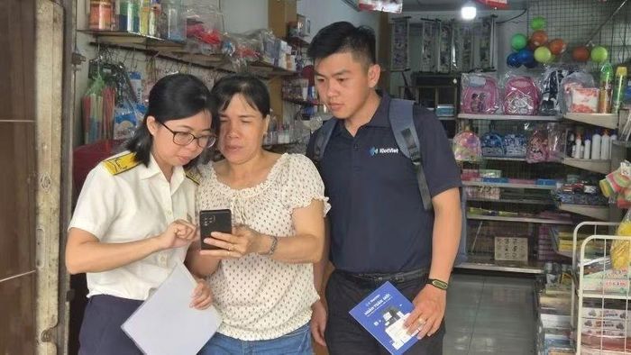 Cán bộ Thuế Thành phố Hồ Chí Minh hỗ trợ người nộp thuế kê khai thuế qua ứng dụng điện tử. (Ảnh: Thuế Thành phố Hồ Chí Minh)