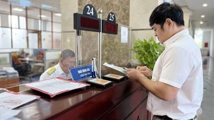 Người nộp thuế làm thủ tục kê khai tại Thuế Thành phố Hồ Chí Minh. (Ảnh: ANH TUẤN)