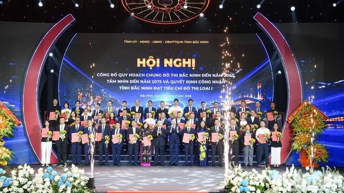 Lãnh đạo tỉnh Bắc Ninh chúc mừng các doanh nghiệp nhận Quyết định chấp thuận chủ trương đầu tư, chấp thuận nhà đầu tư và Giấy chứng nhận đăng ký đầu tư.