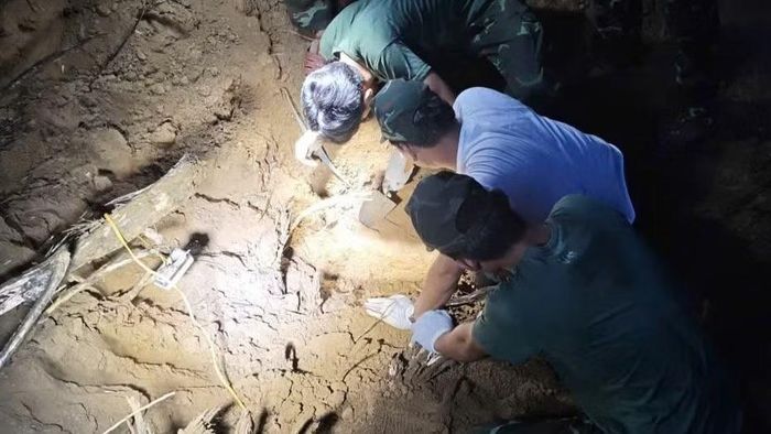 Từ nguồn tin nhân dân, Đà Nẵng phát hiện nhiều di vật và đoạn xương nghi là của liệt sĩ tại hầm trú ẩn.