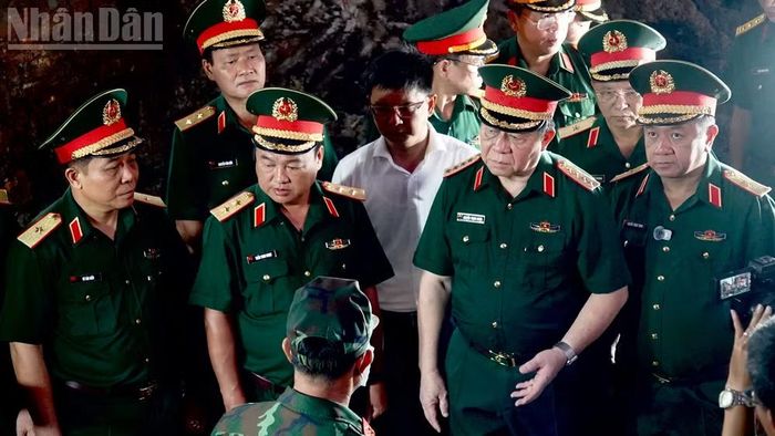 Trung tướng Trần Vinh Ngọc, Chính ủy Quân khu 7 (thứ hai hàng đầu từ trái sang) tháp tùng Đại tướng Nguyễn Trọng Nghĩa, Ủy viên Bộ Chính trị, Bí thư Trung ương Đảng, Ủy viên Thường vụ Quân ủy Trung ương, Chủ nhiệm Tổng cục Chính trị Quân đội nhân dân Việt Nam, trong chuyến công tác tại Công viên Lê Thị Riêng. (Ảnh: LÊ THÀNH)