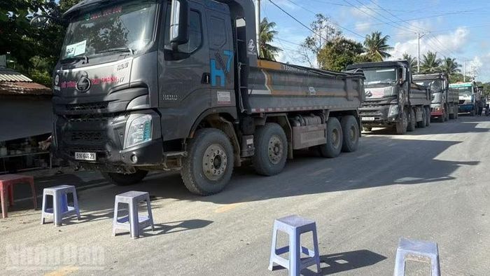Người dân phản đối tình trạng ô nhiễm môi trường và nguy cơ mất an toàn giao thông kéo dài. (Ảnh: PHƯƠNG VŨ)