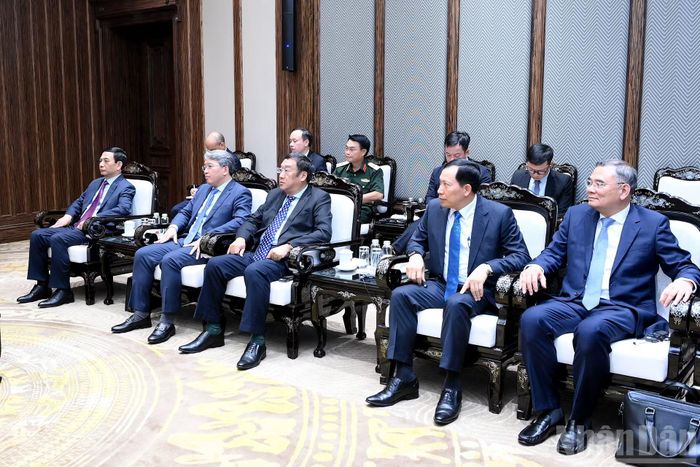 Các đại biểu Việt Nam tham dự cuộc tiếp.