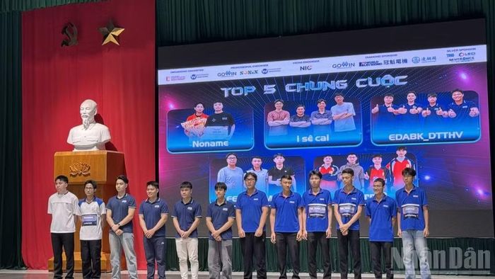 Top 5 chung cuộc tại vòng chung kết cuộc thi. (Ảnh: VÂN ANH)