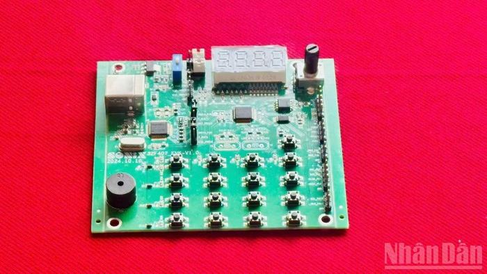 Một mẫu bo vi mạch của sinh viên thiết kế được trưng bày tại cuộc thi. (Ảnh: HNV)
