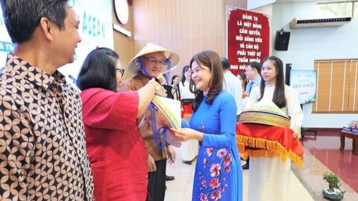 Ban tổ chức trao tặng đại biểu những món quà lưu niệm mang đậm bản sắc văn hóa Việt Nam.