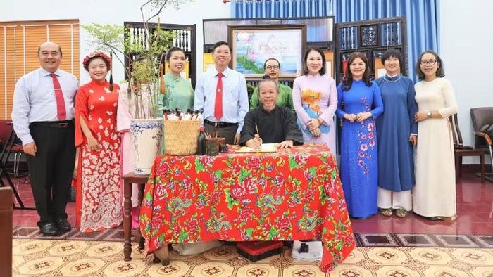 Chương trình nghệ thuật viết thư pháp kết hợp hoạt động thưởng trà tạo điểm nhấn, lan tỏa thông điệp đoàn kết và hữu nghị ASEAN.