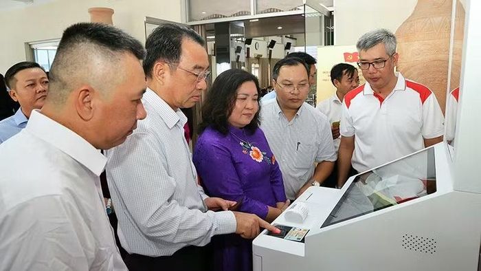 Các đồng chí lãnh đạo các tỉnh phía nam trải nghiệm các tính năng của kios TRAM EZYSERVE.