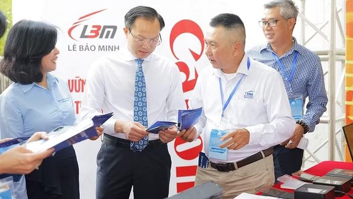 Tại lễ khánh thành Trung tâm Đổi mới sáng tạo tỉnh Tây Ninh, lãnh đạo tỉnh đã tìm hiểu các tính năng của kios TRAM EZYSERVE, nơi người dân có thể làm thủ tục 24/24 mà không cần gặp cán bộ.