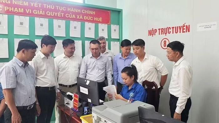 Báo Nhân Dân, Ban Tuyên giáo Tỉnh ủy Tây Ninh, Công ty Lê Bảo Minh đã hỗ trợ (miễn phí) các giải pháp chuyển đổi số cho xã Đức Huệ.