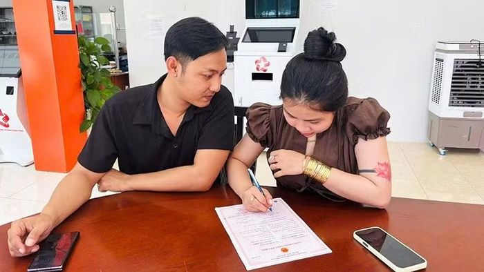 Ngay sau đó, tuy chưa có kinh phí nhưng nhờ chủ động mượn kios TRAM EZYSERVE nên xã Đức Huệ đã giải quyết nhanh rất nhiều hồ sơ và thủ tục hành chính cho nhân dân.