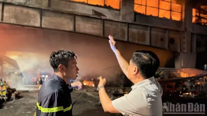 Bí thư Đảng ủy phường Trấn Biên Hồ Văn Nam có mặt tại hiện trường chỉ đạo công tác dập lửa, di dời tài sản của các tiểu thương.