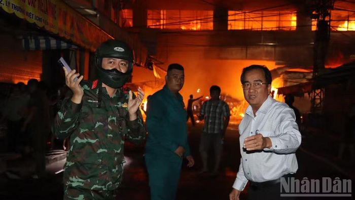 Chủ tịch Ủy ban nhân dân phường Trấn Biên Nguyễn Duy Tân chỉ đạo công tác dập lửa tại hiện trường.
