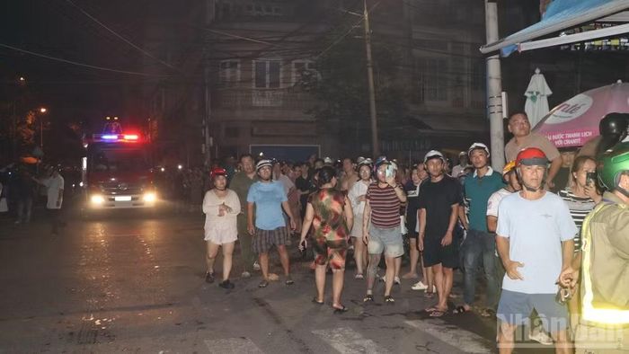 Hàng trăm tiểu thương và người dân khu vực chợ Biên Hòa gần khu vực cháy.