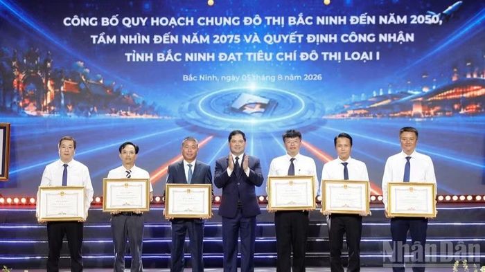 47 tập thể, cá nhân có thành tích xuất sắc trong công tác tham mưu, lãnh đạo, chỉ đạo và tổ chức thực hiện các nhiệm vụ Quy hoạch, xây dựng đô thị được Chủ tịch Ủy ban nhân dân tỉnh Bắc Ninh tặng Bằng khen dịp này.