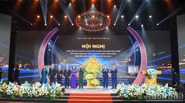 Các đại biểu Trung ương chúc mừng tỉnh Bắc Ninh.