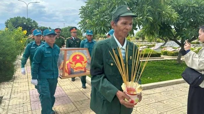 Thân nhân liệt sĩ cùng các cán bộ chiến sĩ đưa liệt sĩ Ka Tơr Tiên về nơi an táng.