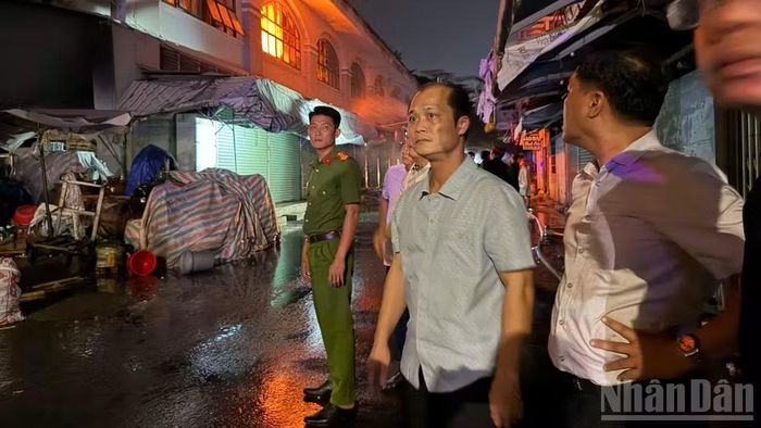Phó Chủ tịch Ủy ban nhân dân thành phố Đồng Nai Nguyễn Tuấn Anh có mặt tại hiện trường chỉ đạo công tác chữa cháy.