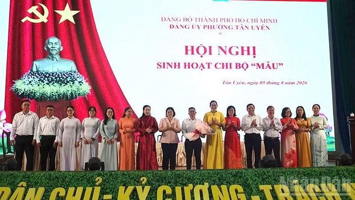 Đồng chí Văn Thị Bạch Tuyết, Phó Bí thư Thành ủy Thành phố Hồ Chí Minh tặng hoa cho Chi bộ 2, Đảng bộ Trường Trung học phổ thông Huỳnh Văn Nghệ.