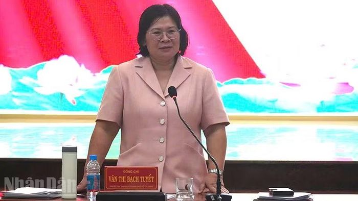 Đồng chí Văn Thị Bạch Tuyết, Phó Bí thư Thành ủy Thành phố Hồ Chí Minh phát biểu chỉ đạo tại buổi làm việc với Đảng ủy phường Tân Uyên.