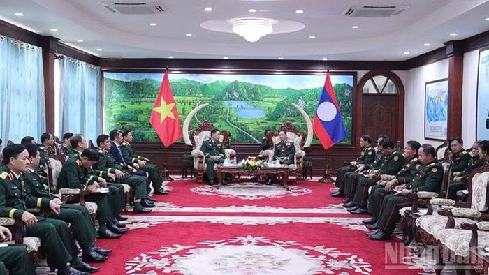Đại tướng Nguyễn Trọng Nghĩa cùng đoàn đại biểu chào xã giao Đại tướng Khamliang Outhakaysone, Ủy viên Bộ Chính trị Đảng Nhân dân Cách mạng Lào, Phó Thủ tướng Chính phủ, Bộ trưởng Quốc phòng Lào. (Ảnh: DUY TOÀN)