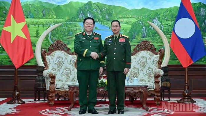Đại tướng Nguyễn Trọng Nghĩa (bìa trái) và Đại tướng Khamliang Outhakaysone. (Ảnh: TRỊNH DŨNG)