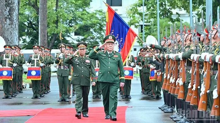 Thượng tướng Vongsone Inpanphim chủ trì lễ đón chính thức Đại tướng Nguyễn Trọng Nghĩa và đoàn đại biểu chính trị cấp cao Quân đội nhân dân Việt Nam. (Ảnh: TRỊNH DŨNG)