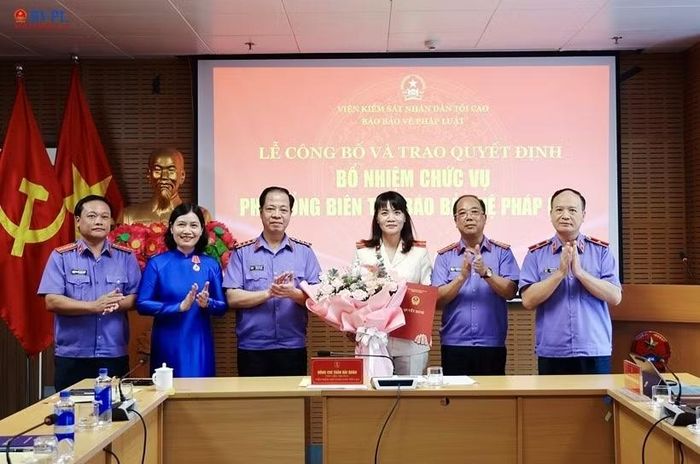 Đồng chí Trần Hải Quân, Phó Viện trưởng Viện Kiểm sát nhân dân tối cao và lãnh đạo, nguyên lãnh đạo Báo Bảo vệ pháp luật chúc mừng đồng chí Hồ Thị Kim Thoan được bổ nhiệm giữ chức vụ Phó Tổng Biên tập Báo Bảo vệ pháp luật.