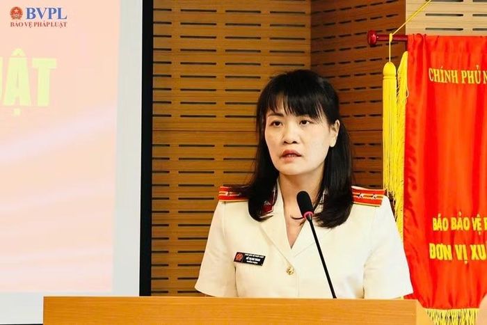 Đồng chí Hồ Thị Kim Thoan, tân Phó Tổng Biên tập Báo Bảo vệ pháp luật phát biểu tiếp thu ý kiến chỉ đạo và nhận nhiệm vụ.